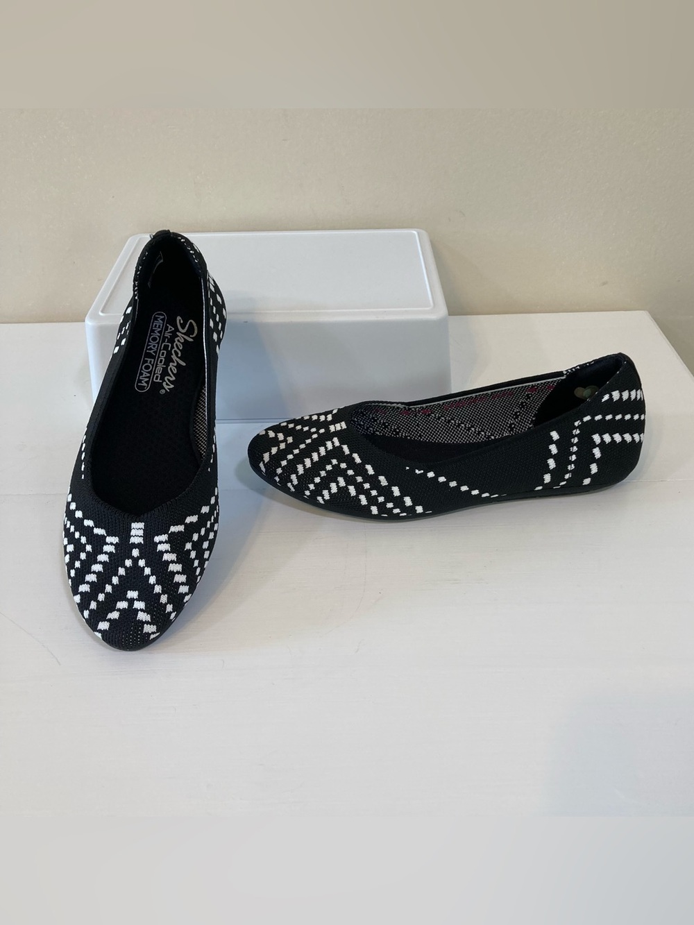 Skechers Cleo 2.0 Be Amazed Womens 6.5 Black White Knit Flat Slip On Shoes